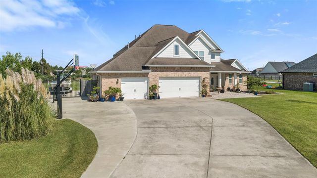 10011 Fan Palm Drive, Mont Belvieu, TX 77523