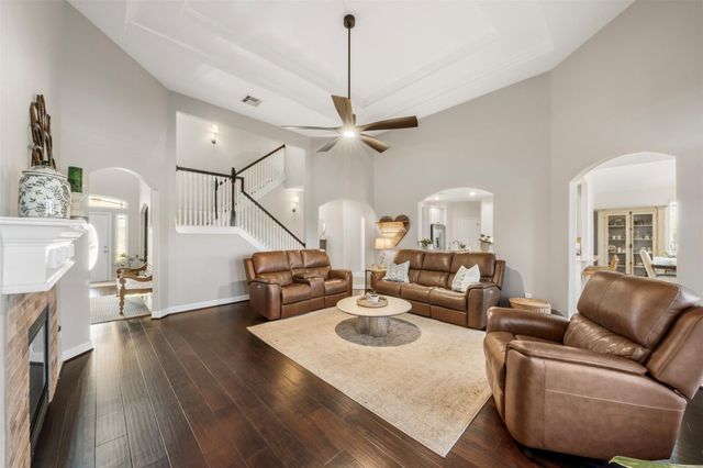 10011 Fan Palm Drive, Mont Belvieu, TX 77523