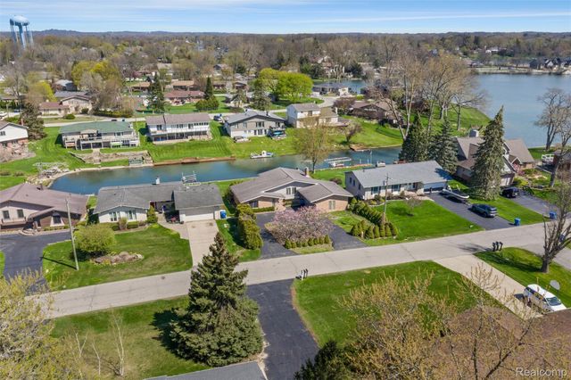 3036 Shawnee Lane, Waterford Charter Township, MI 48329