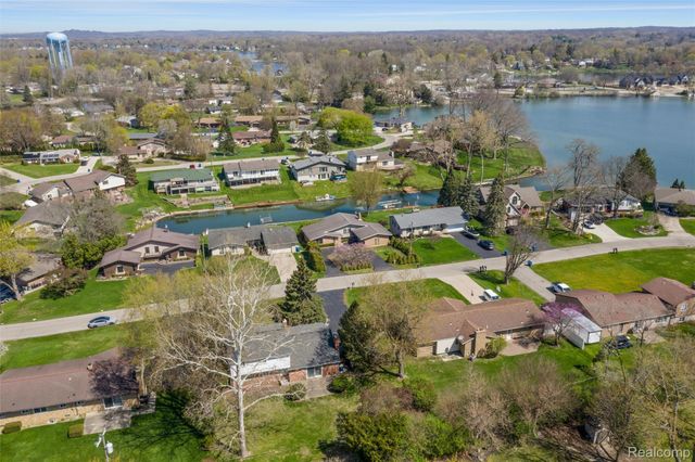 3036 Shawnee Lane, Waterford Charter Township, MI 48329