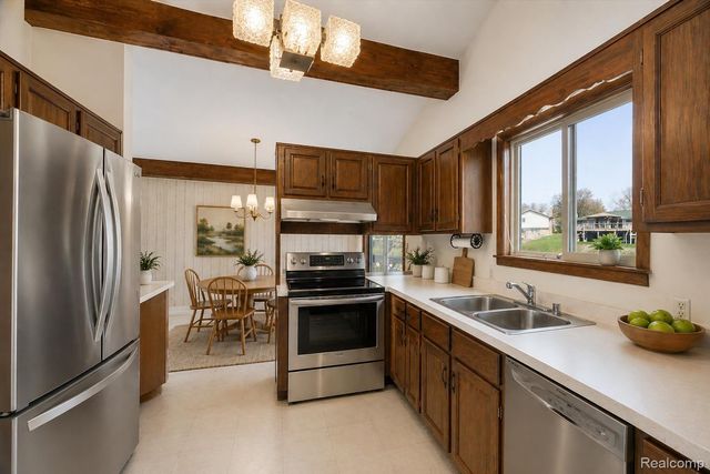 3036 Shawnee Lane, Waterford Charter Township, MI 48329