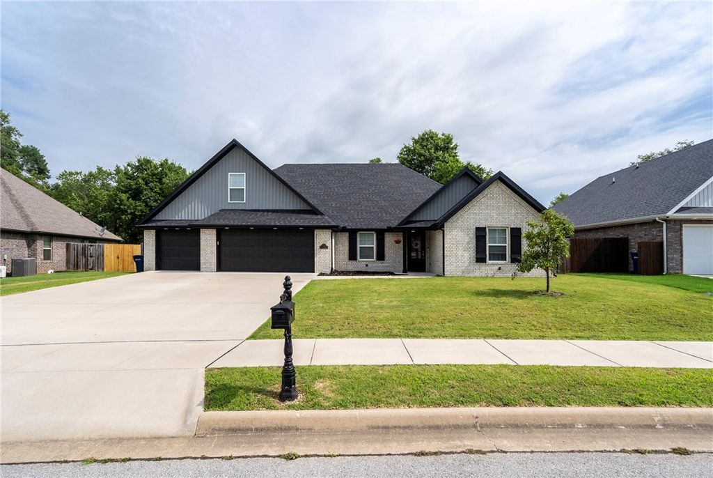 301 Grand Court, Siloam Springs, AR 72761