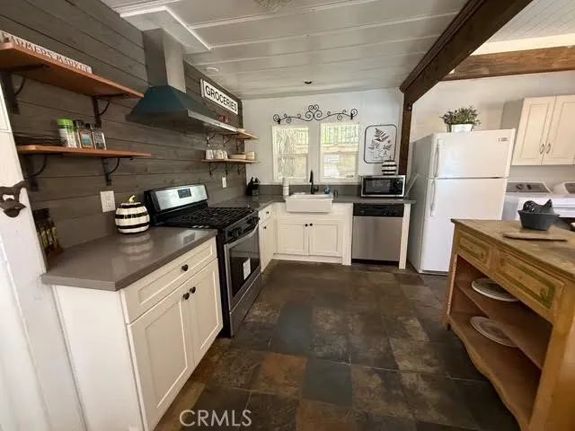 229 Oak Drive, Lake Arrowhead, CA 92352