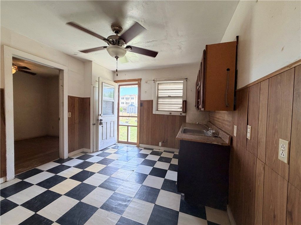1402 Woodlawn Dr, Corpus Christi, TX 78412 — photo 5