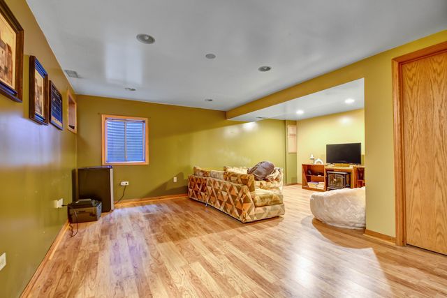 7420 Maple Drive, Justice, IL 60458