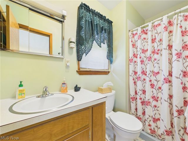 904 Lenox New Lyme Road, Jefferson, OH 44047