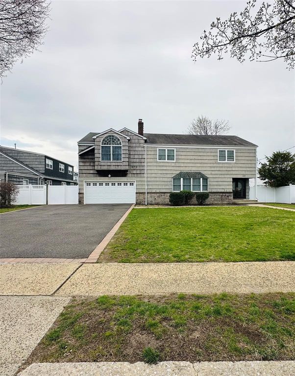 121 W Seaman Avenue, Freeport, NY 11520