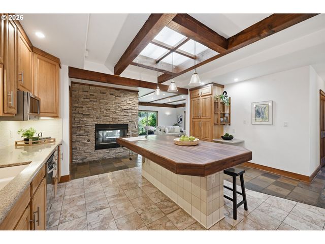 2475 LARIAT MEADOWS Dr, Eugene, OR 97401