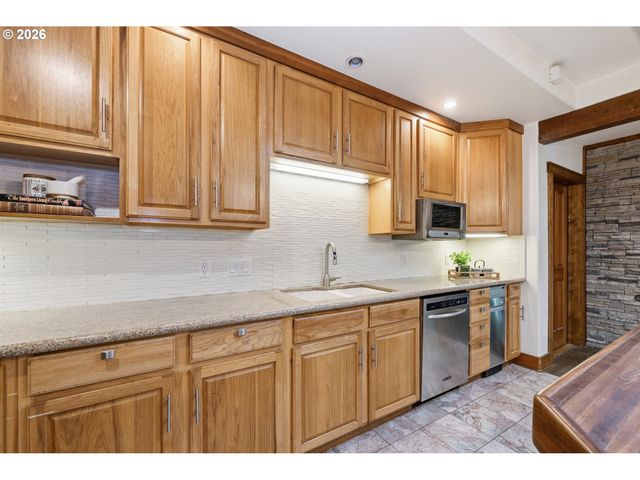 2475 LARIAT MEADOWS Dr, Eugene, OR 97401