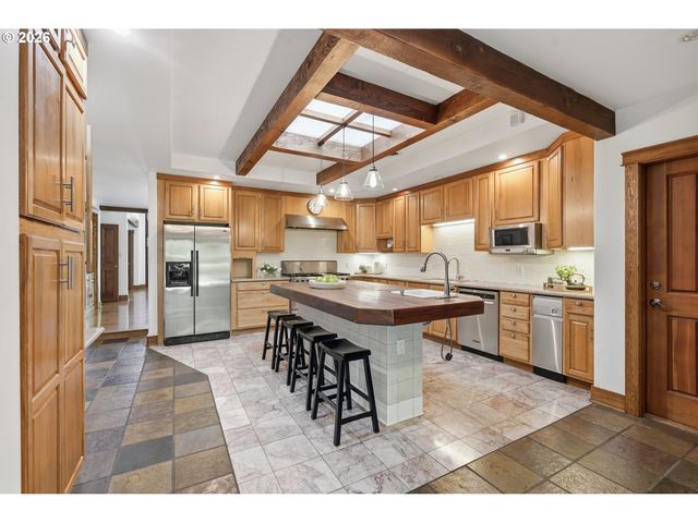 2475 LARIAT MEADOWS Dr, Eugene, OR 97401