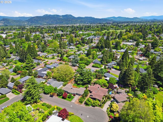 2475 LARIAT MEADOWS Dr, Eugene, OR 97401