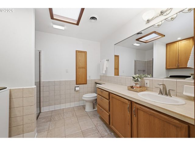 2475 LARIAT MEADOWS Dr, Eugene, OR 97401