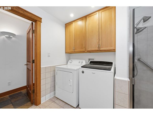 2475 LARIAT MEADOWS Dr, Eugene, OR 97401