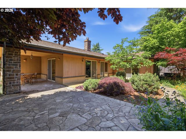 2475 LARIAT MEADOWS Dr, Eugene, OR 97401