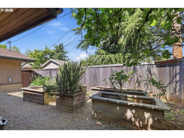 2475 LARIAT MEADOWS Dr, Eugene, OR 97401