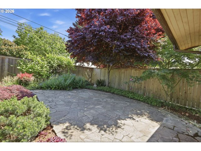 2475 LARIAT MEADOWS Dr, Eugene, OR 97401