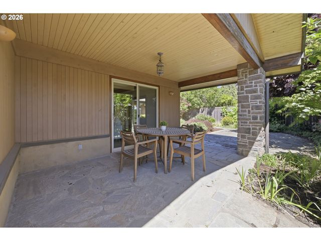 2475 LARIAT MEADOWS Dr, Eugene, OR 97401