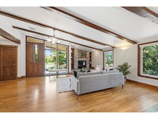 2475 LARIAT MEADOWS Dr, Eugene, OR 97401