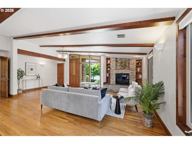 2475 LARIAT MEADOWS Dr, Eugene, OR 97401