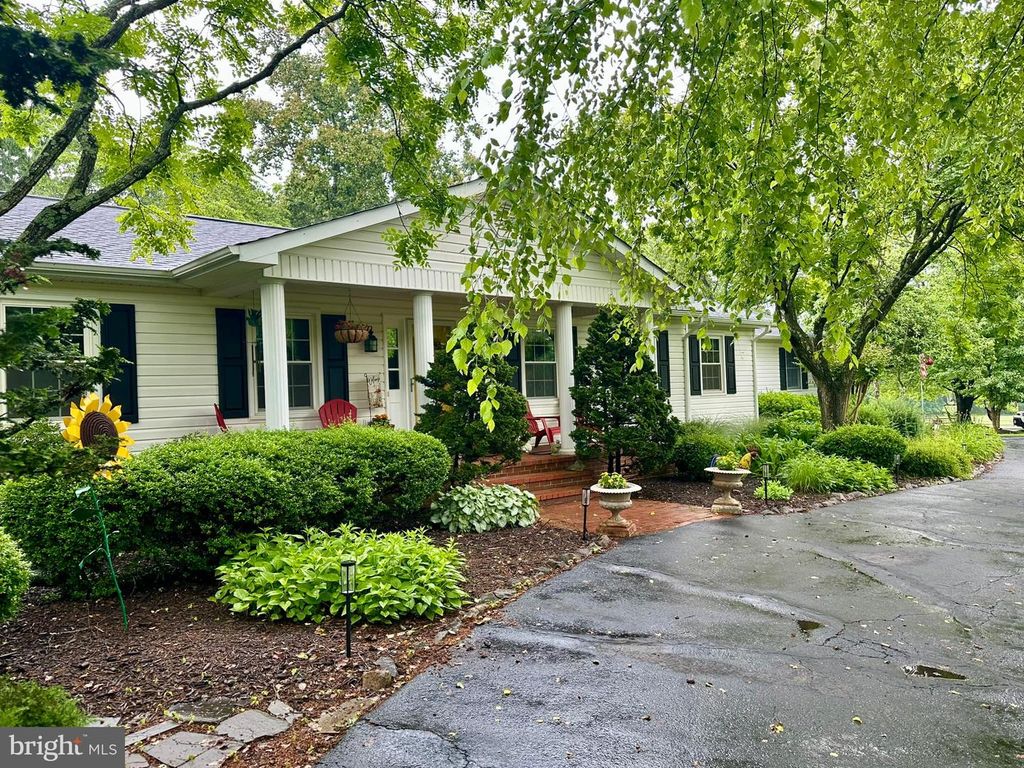 10095 FOX HOUND DR, Nokesville, VA 20181