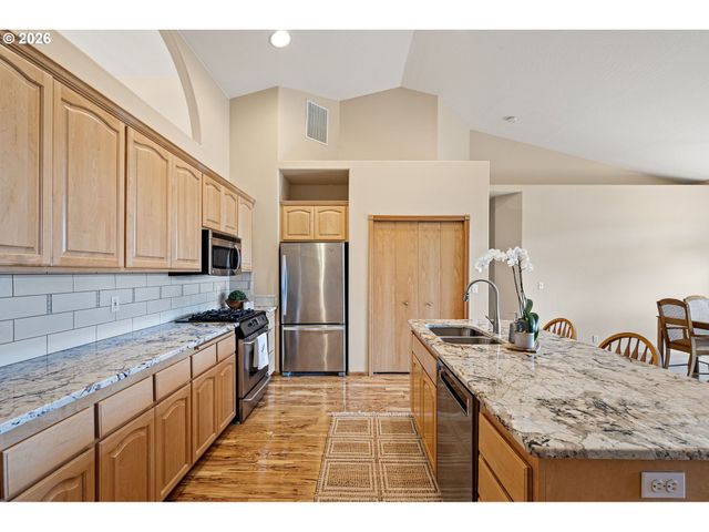 619 DRIFTWOOD Dr, Eugene, OR 97402