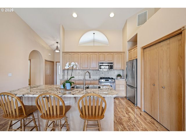619 DRIFTWOOD Dr, Eugene, OR 97402