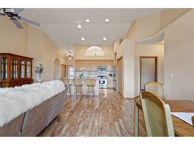 619 DRIFTWOOD Dr, Eugene, OR 97402
