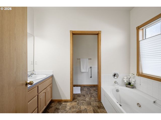 619 DRIFTWOOD Dr, Eugene, OR 97402