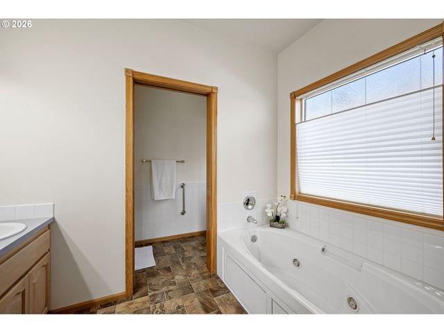 619 DRIFTWOOD Dr, Eugene, OR 97402