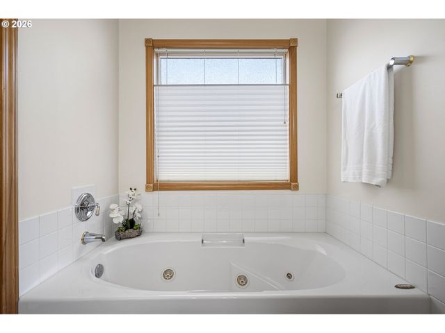 619 DRIFTWOOD Dr, Eugene, OR 97402