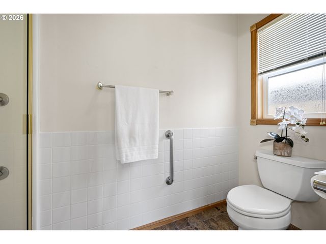 619 DRIFTWOOD Dr, Eugene, OR 97402