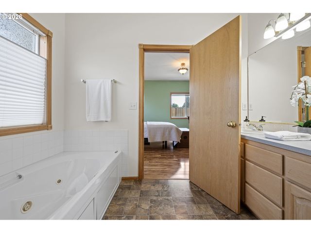 619 DRIFTWOOD Dr, Eugene, OR 97402