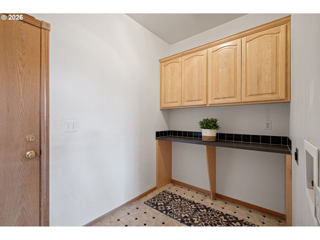 619 DRIFTWOOD Dr, Eugene, OR 97402