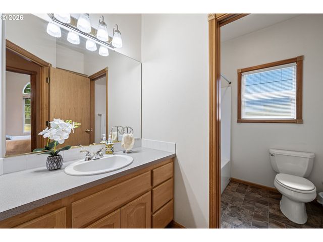 619 DRIFTWOOD Dr, Eugene, OR 97402