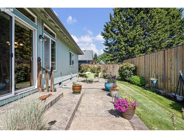 619 DRIFTWOOD Dr, Eugene, OR 97402