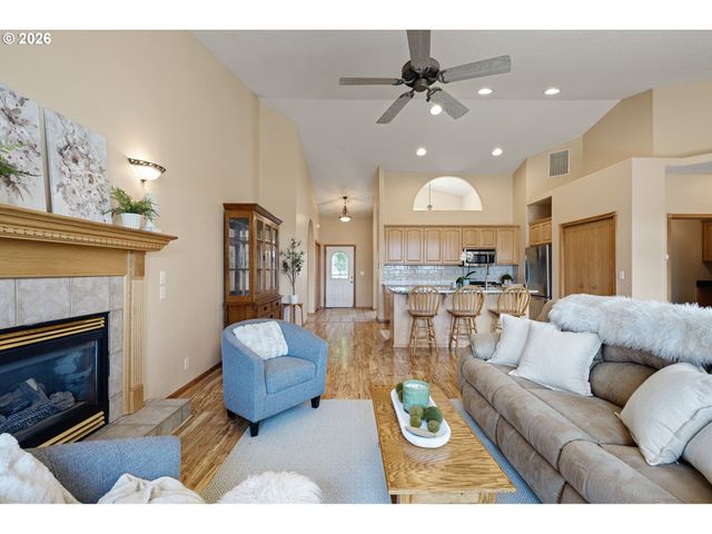 619 DRIFTWOOD Dr, Eugene, OR 97402