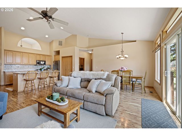 619 DRIFTWOOD Dr, Eugene, OR 97402