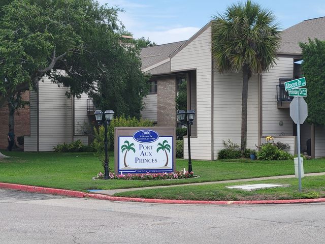 7119 N Holiday Drive, Galveston, TX 77550