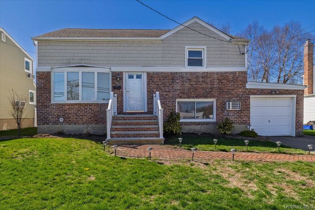 95 Thompson Avenue, Oceanside, NY 11572