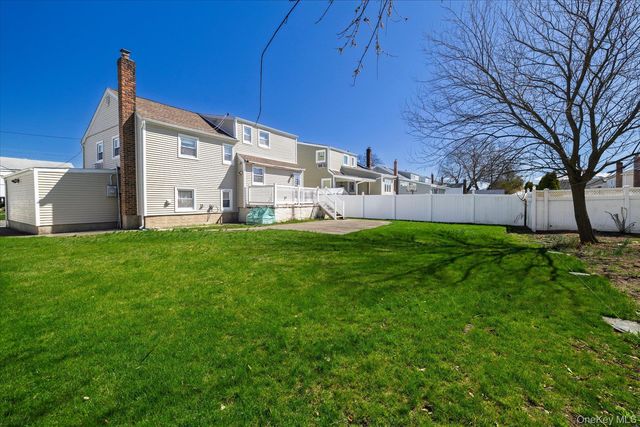 95 Thompson Avenue, Oceanside, NY 11572