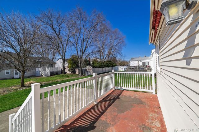 95 Thompson Avenue, Oceanside, NY 11572