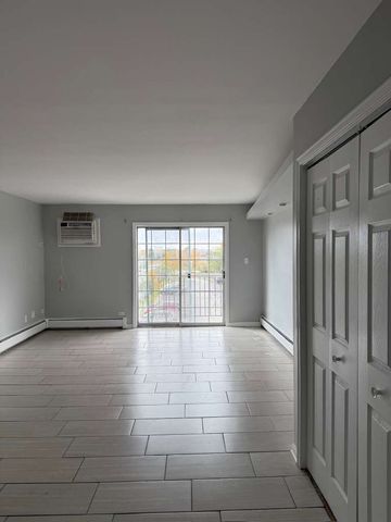 143 W Elk Trail 340, Carol Stream, IL 60188