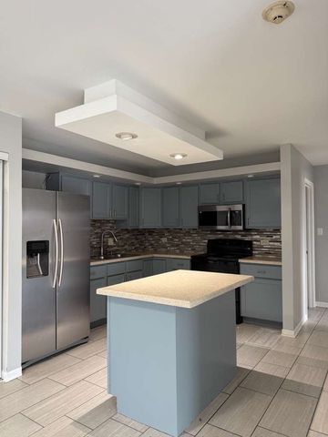 143 W Elk Trail 340, Carol Stream, IL 60188