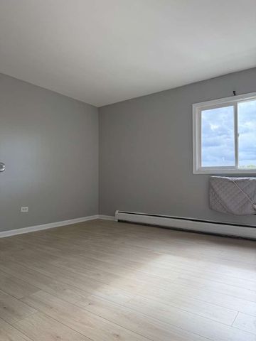 143 W Elk Trail 340, Carol Stream, IL 60188