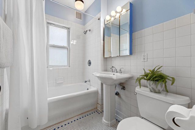1816 E Beverly ROAD, Shorewood, WI 53211