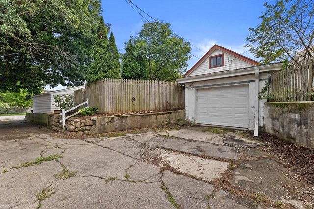 1816 E Beverly ROAD, Shorewood, WI 53211