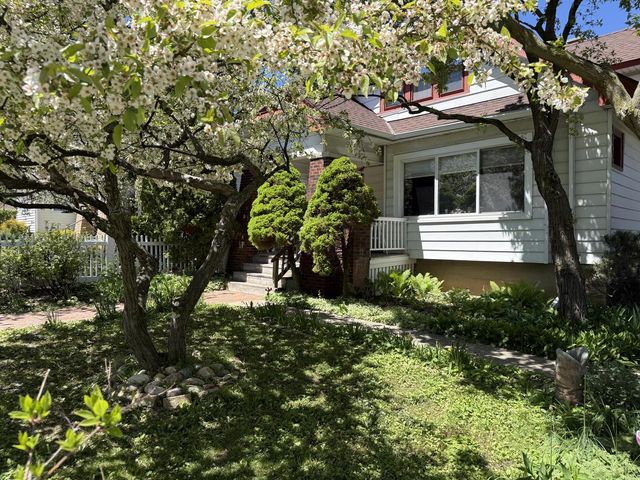 1816 E Beverly ROAD, Shorewood, WI 53211