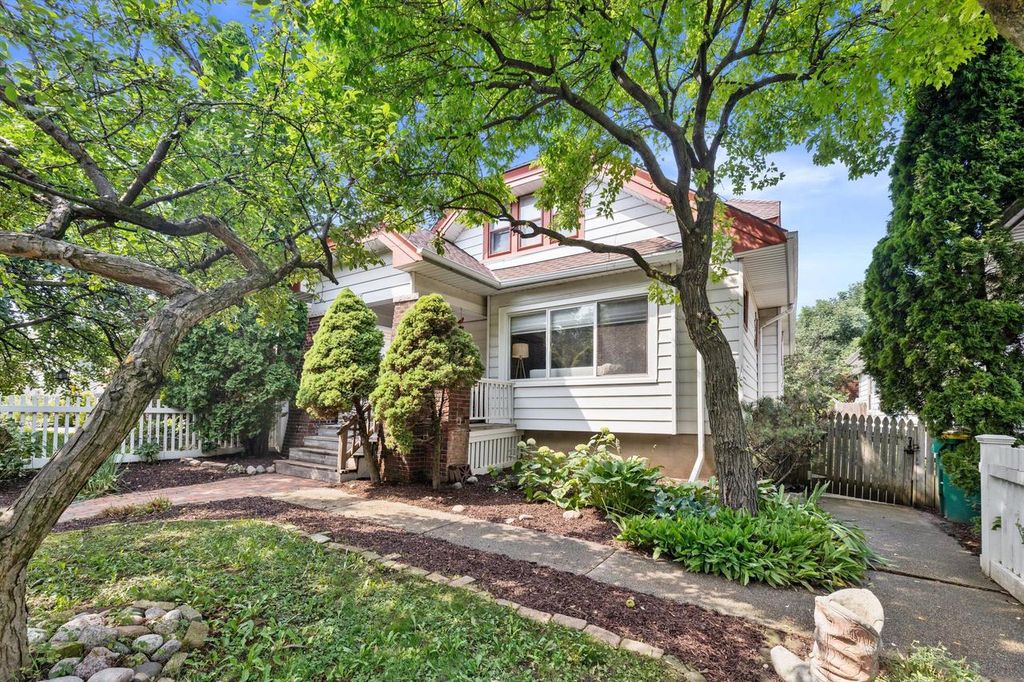 1816 E Beverly ROAD, Shorewood, WI 53211