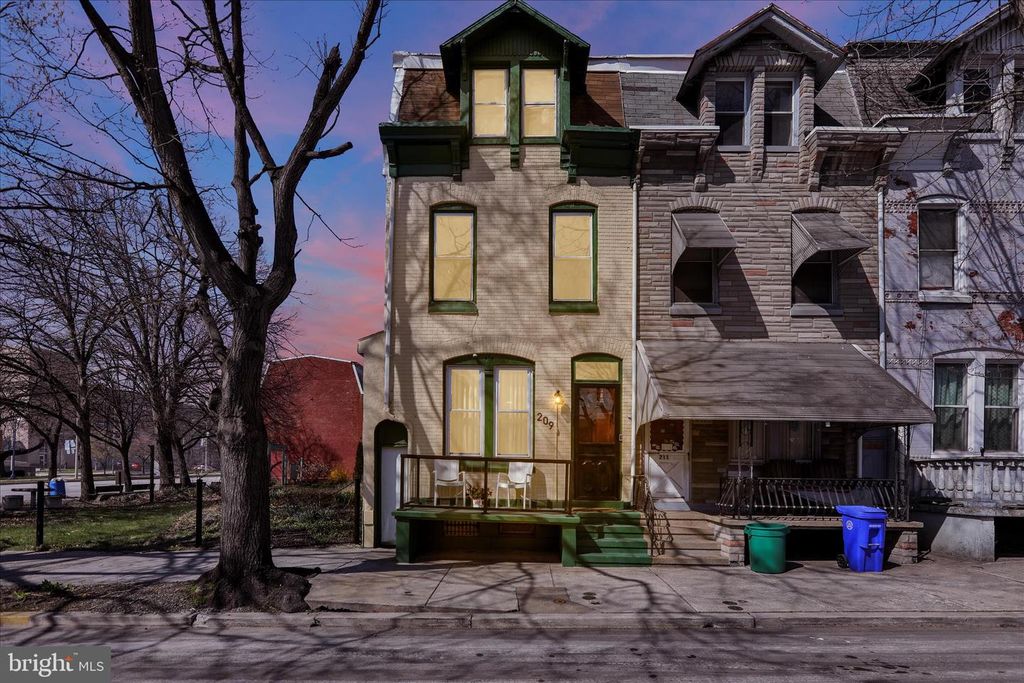 Image 4 of property listing at 209 FRANKLIN ST, Reading, PA 19602