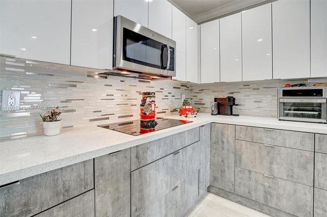 631 E 53rd St, Hialeah, FL 33013